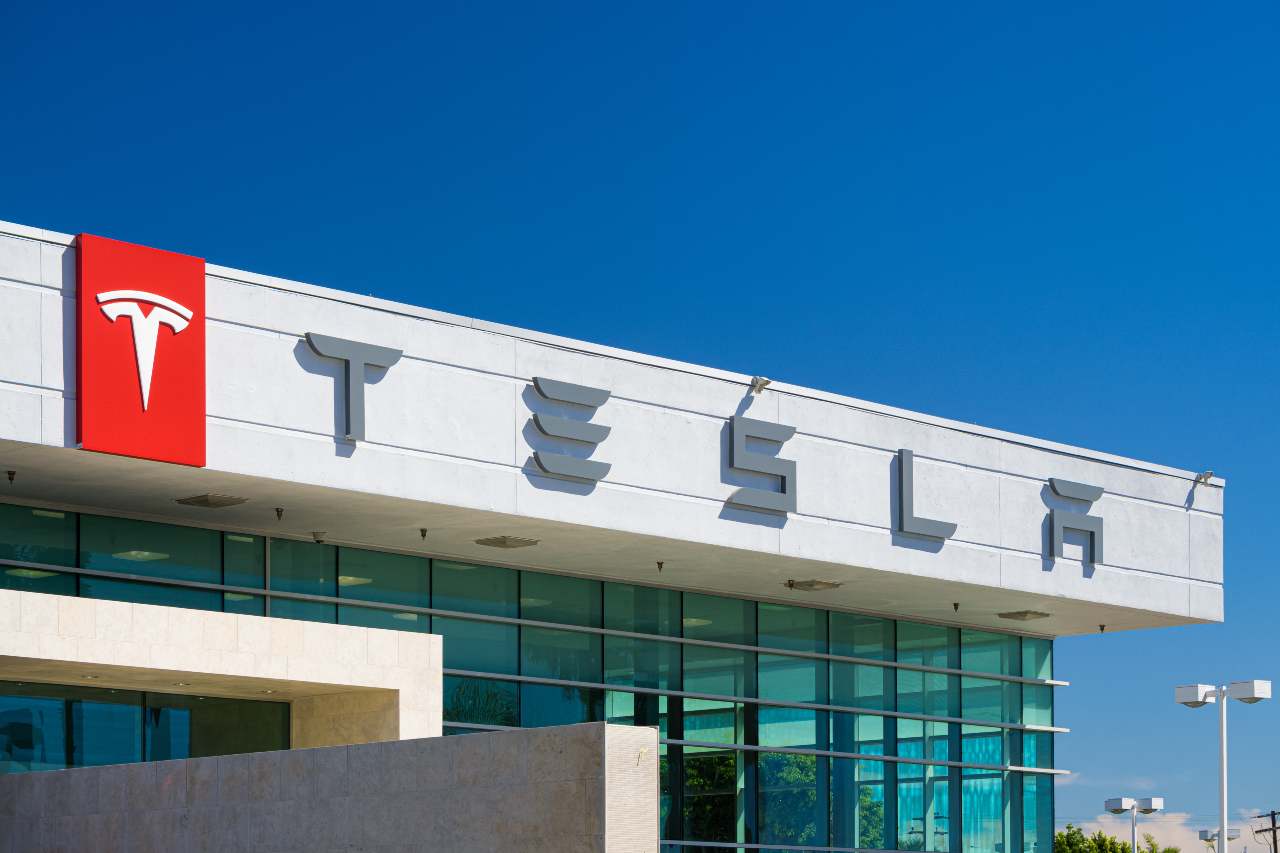 Tesla, colosso statunitense specializzata nella produzione di auto elettriche (Adobe Stock) 