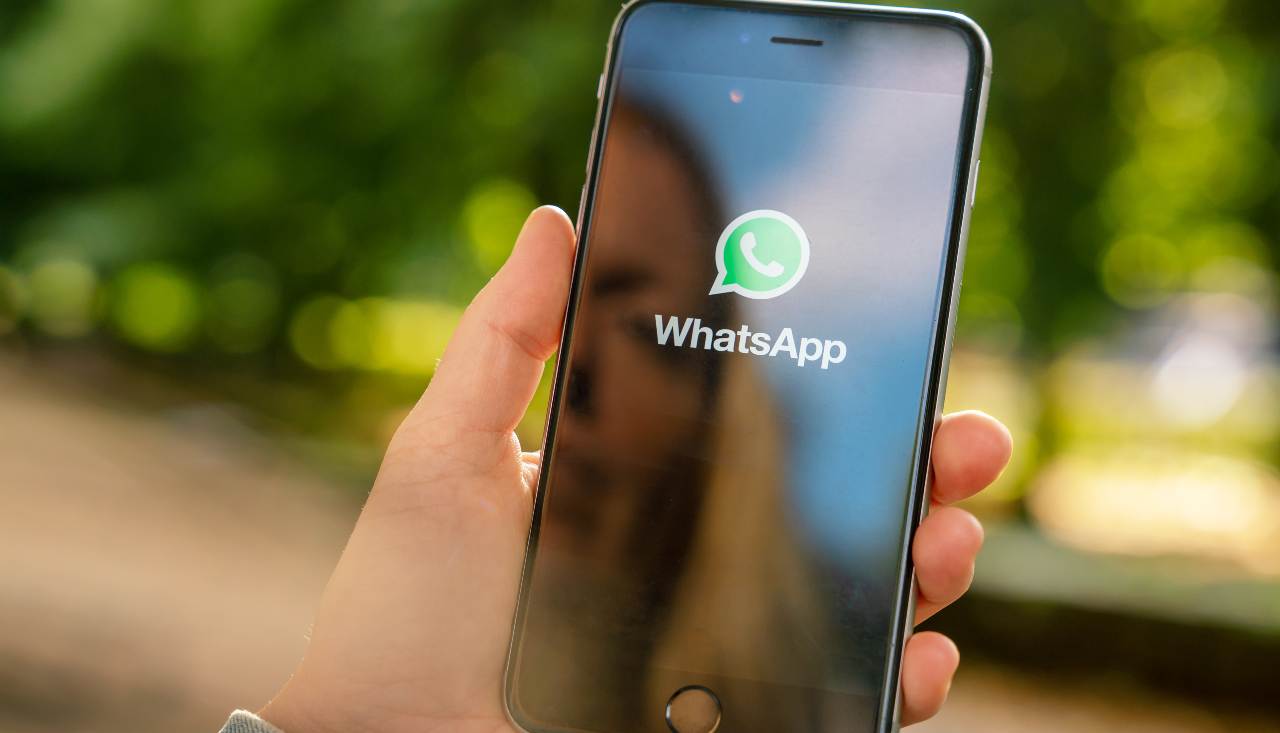 whatsapp, il super down è costato 6 miliardi dollari (Adobe Stock)