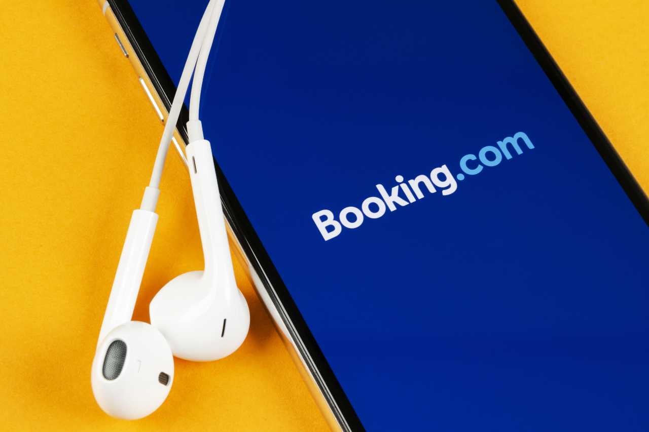 App per smartphone di Booking (Adobe Stock)