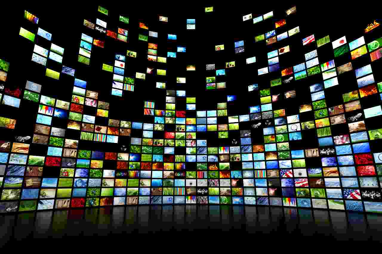 Ecco il Tv color da 82 pollici "intelligente" (Adobe Stock)
