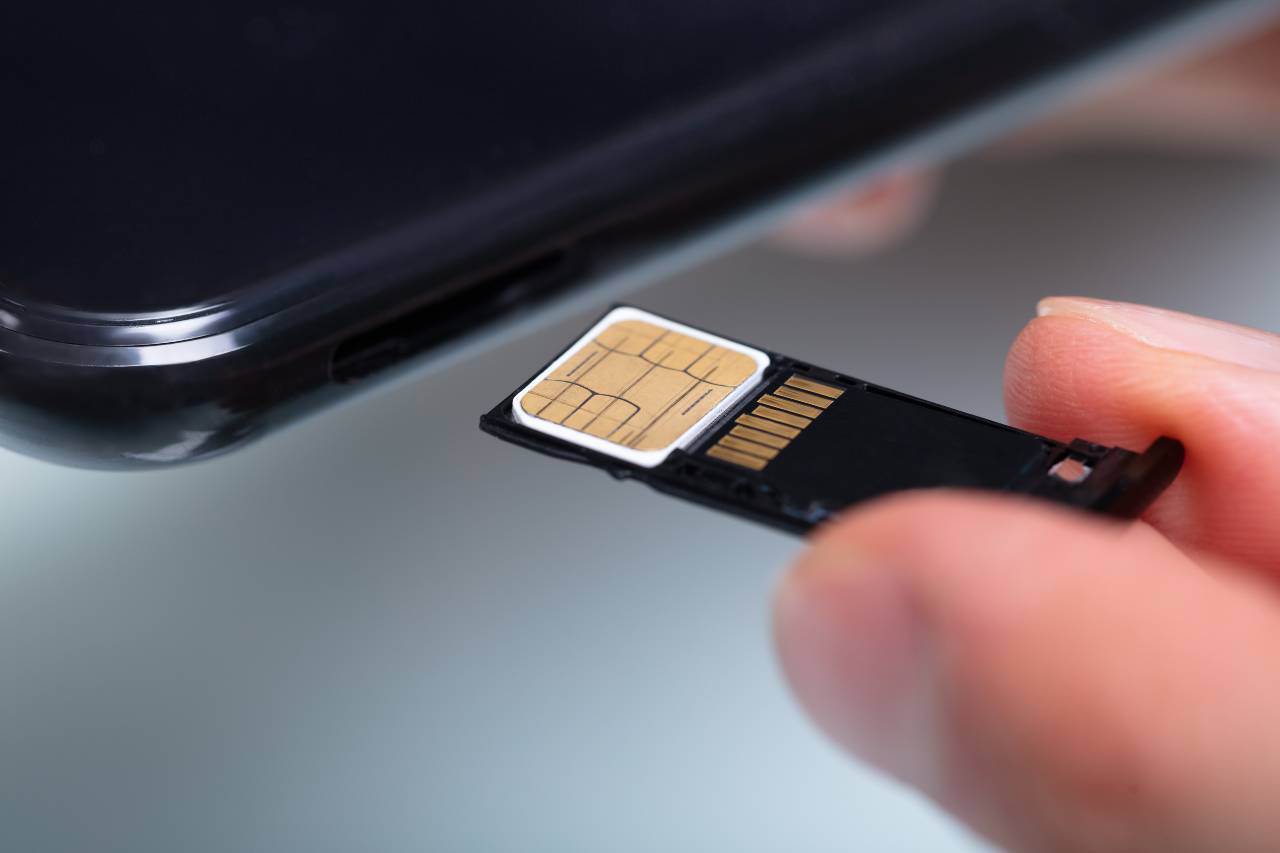 SIM Card, un'evoluzione lunga 30 anni (Adobe Stock)