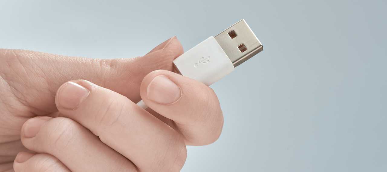 Una presa USB basta a scaldare gli indumenti (Adobe Stock)
