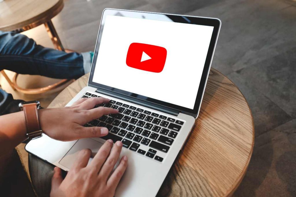 Youtube, attenzione a quei video (Adobe Stock)