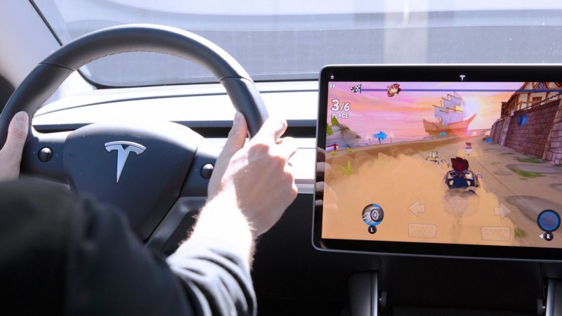 Tesla: niente più gaming a bordo dei suoi veicoli - 28122021 www.computermagazine.it