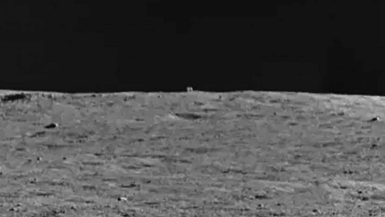 Avete presente quello strano cubo che avevamo avuto di vedere sulla Luna? A quanto pare gli scienziati hanno scoperto delle novità al riguardo, e ciò che sappiamo adesso potrebbe interessarci notevolmente. A dicembre 2021 il rover cinese Yutu 2 aveva scoperto un cubo sul lato nascosto della Luna, spingendo l'agenzia spaziale cinese CNSA a investigare ancora di più sulla questione in modo tale da fare chiarezza e capire di cosa si trattasse. Infatti, nella foto veniva mostrato un oggetto cuboidale e il cui significato sembrava essere totalmente ignoto. Tuttavia, delle indagini approfondite hanno finalmente svelato il mistero, rivelandoci la vera natura di quel cubo. Innanzitutto hanno dovuto spingere il rover verso quella zona cosicché gli esperti potessero investigare e capire cosa fosse. Si pensava che in circa 3 mesi sarebbero riusciti a concludere la spedizione, ma grazie alla velocità del dispositivo sono riusciti ad arrivare prima del previsto e ad inquadrarlo da vicino. Così facendo hanno scoperto cosa sia: è una roccia situata sull'orlo di un cratere, la cui forma, in realtà, è più simile a quella di una capanna. Dalla prima immagine del rover si pensava che fosse estremamente grande, ma le sue dimensioni da vicini suggeriscono il contrario. Non a caso è piccola e, a peimo impatto, potrebbe ricordare un coniglio accovacciato, motivo per cui il cubo è stato soprannominato "Jade Rabbit", cioè "Coniglio di Giada" in italiano. Comunque sia, se dovessimo fare un resoconto della situazione, potremmo dire di aver fatto cilecca. Tuttavia, non è la prima volta che vengono pubblicate immagini particolari e che suscitano curiosità, alimentando la nascita di teorie strane e assurde. Un esempio potrebbe essere la grande faccia sulla superficie di Marte, ovvero una foto del 1976 ottenuta dall'orbiter Viking 1 della NASA e che, alla fine, si scoprì essere un comune fenomeno naturale. A chiarire questo dubbio fu un'altra immagine catturata del Mars Global Surveyor. In ogni caso, la CNSA ha dichiarato che continuerà a esplorare l'area intorno al cubo per vedere se ci siano altre forme particolari, oppure con la speranza di trovare qualcosa che potrebbe segnare per sempre gli scienziati.