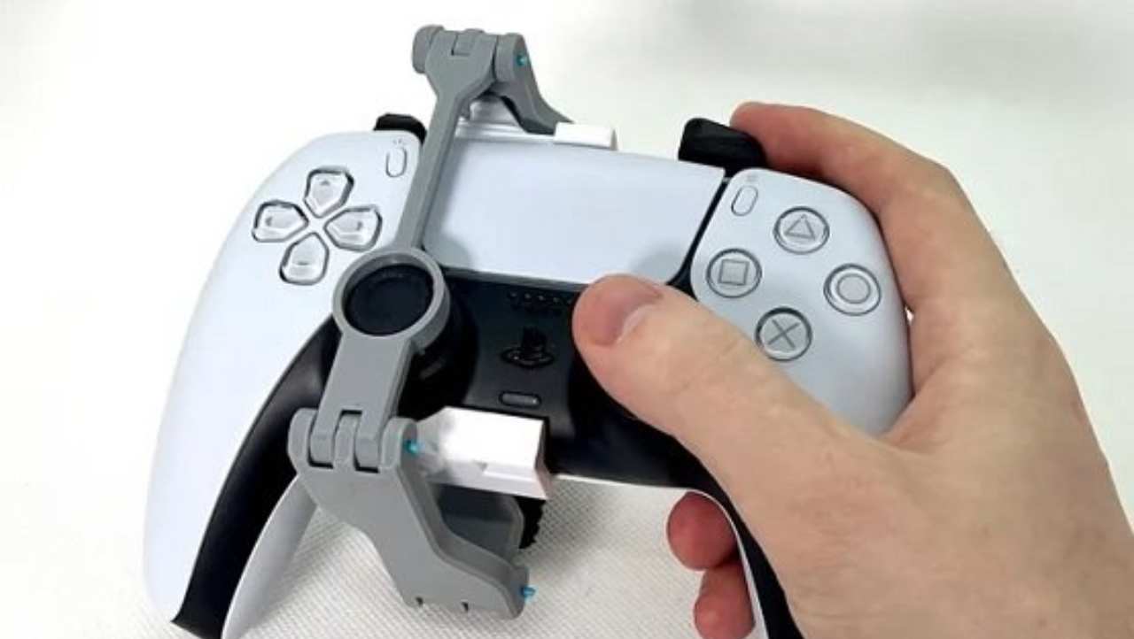 La "pazzia" geniale di un fan realizza un DualSense utilizzabile con una sola mano: è rivoluzione per le PS5