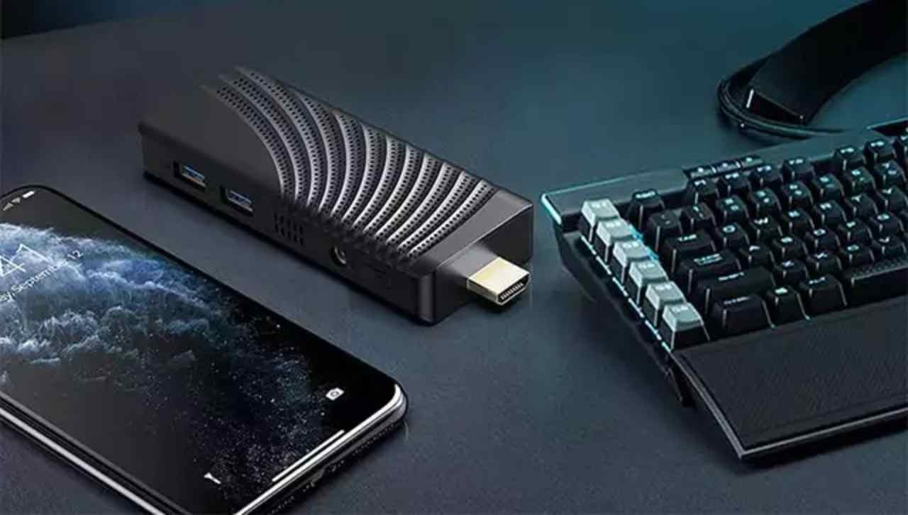 Una chiavetta USB che in realtà è un Mini PC con chip intel: ecco qualcosa di davvero unico