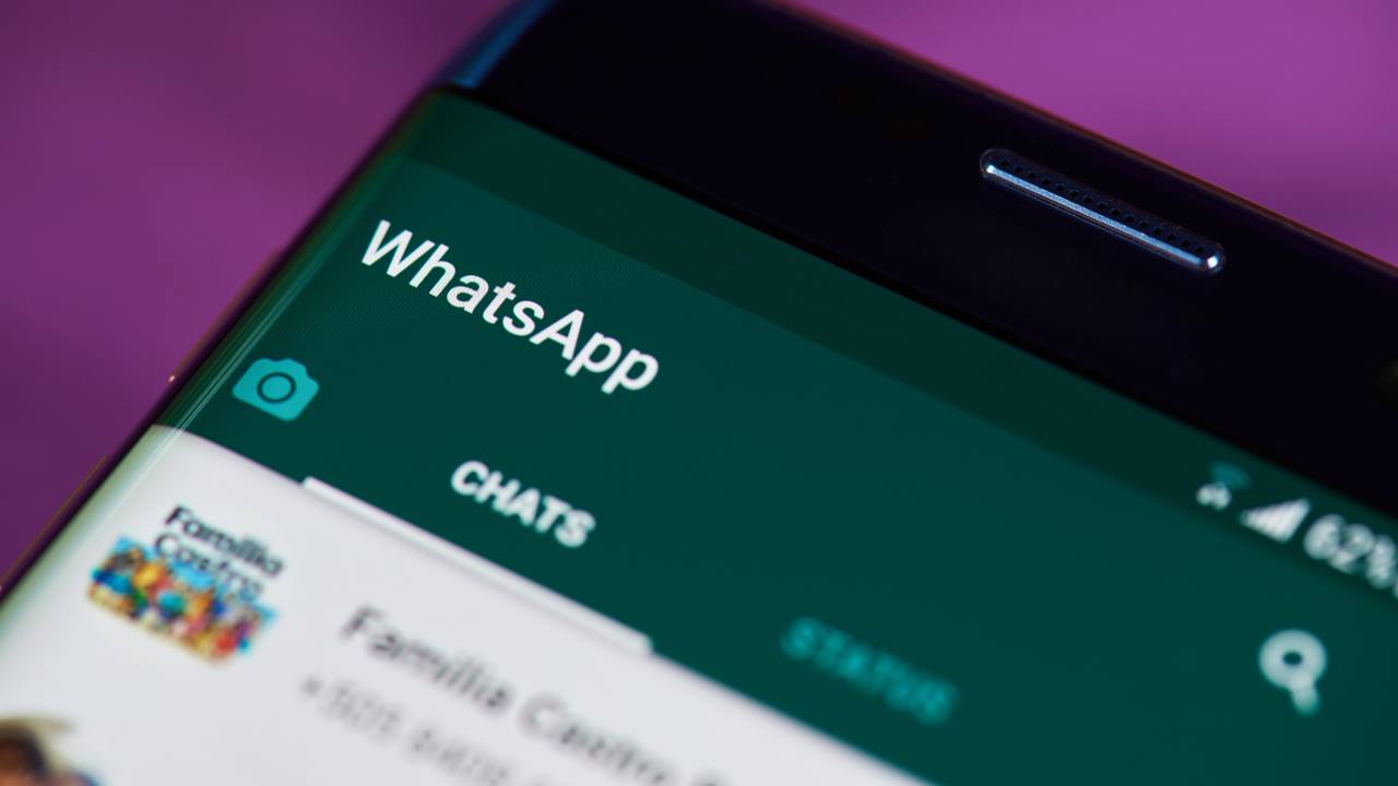 Un trucco su WhatsApp per ascoltare i messaggi vocali e leggere i testi in anteprima? Vediamo qual è