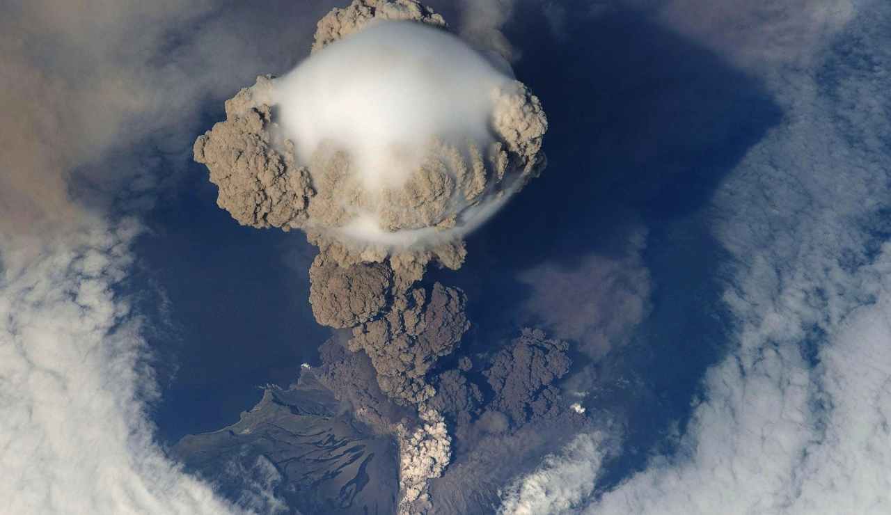 L’impressionante eruzione del vulcano sottomarino Tonga: webcam e immagini satellitari hanno ripreso lo spettacolo