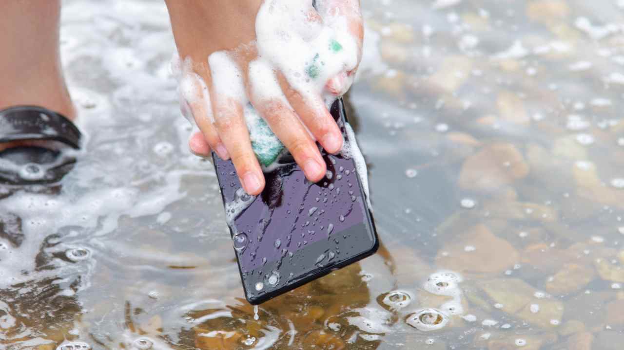 Il cellulare è caduto nell'acqua e non funziona più? Con questo trucchetto tornerà come nuovo