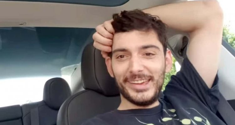 Lo youtuber Ice Poseidon a bordo della sua nuova Tesla - 03022022 www.computermagazine.it