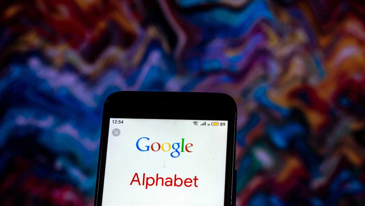 Alphabet e Google riescono a fare ricavi mostruosi grazie alle pubblicità e cloud: ecco i numeri da capogiro di fine 2021