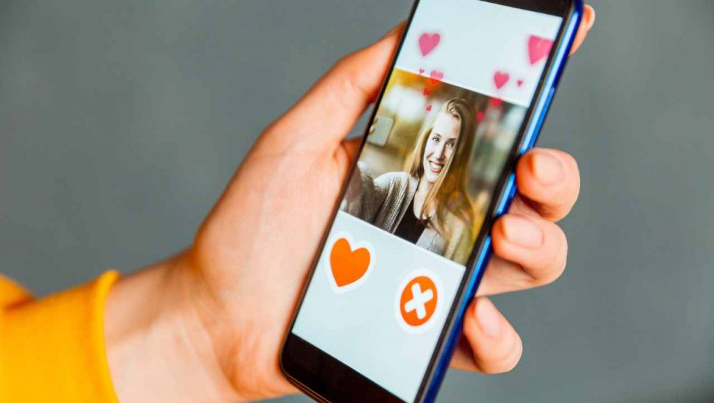 Tinder introduce una nuova funzione: ecco Blind Date per un match al buio