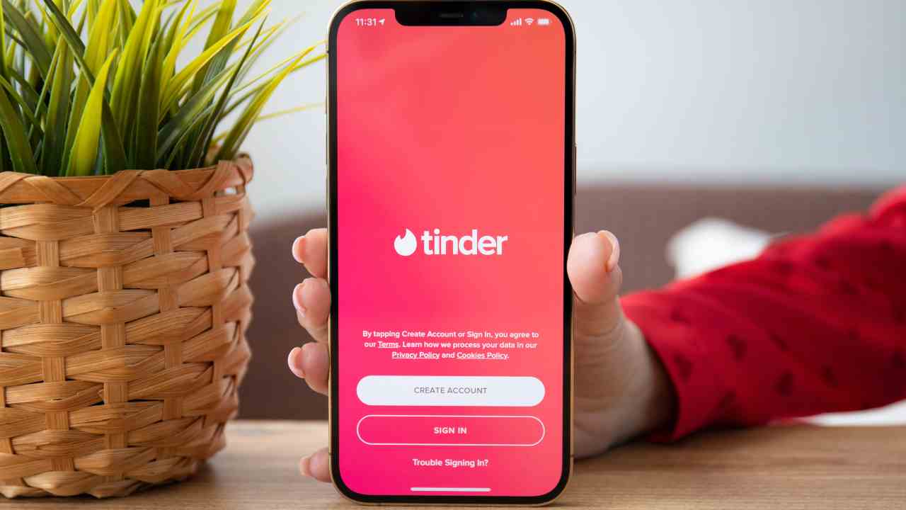 Tinder introduce una nuova funzione: ecco Blind Date per un match al buio