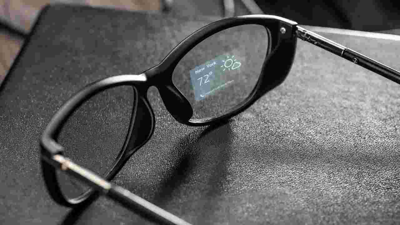 Lo smart glasses economico e di grande stile: tutto in un solo gadget alla moda
