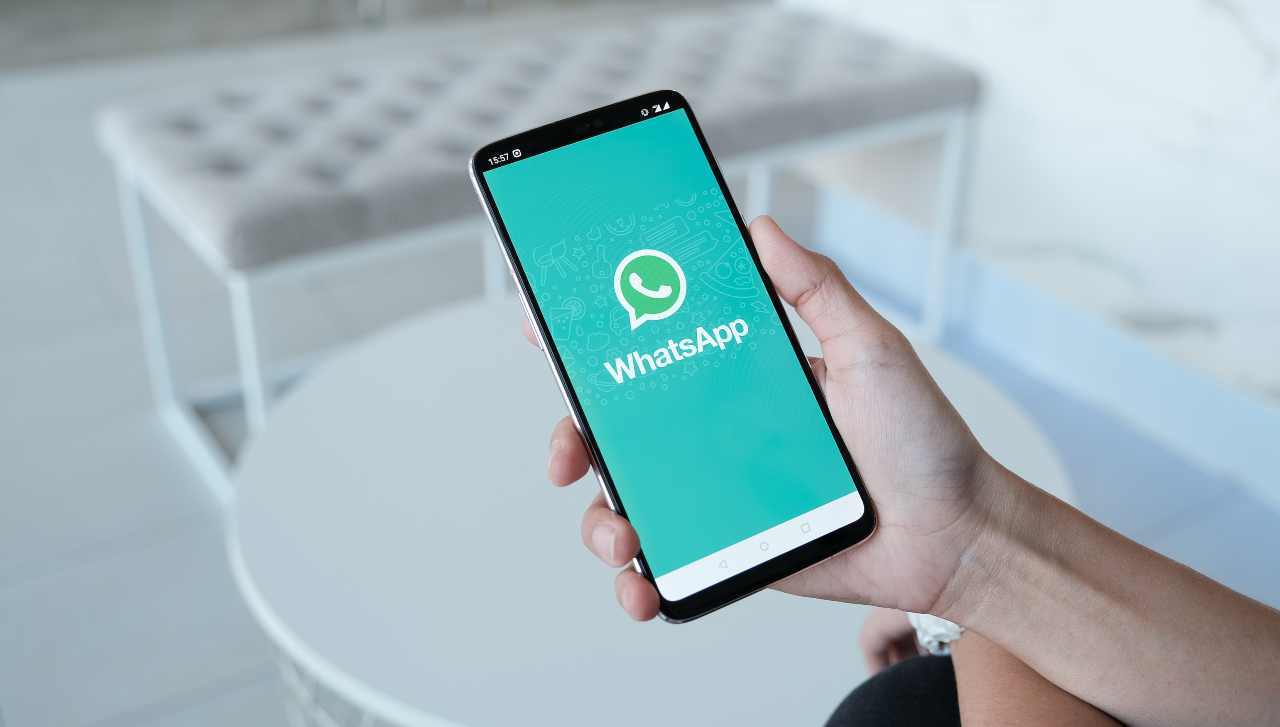 Come nascondere le tue info ai contatti WhatsApp indesiderati