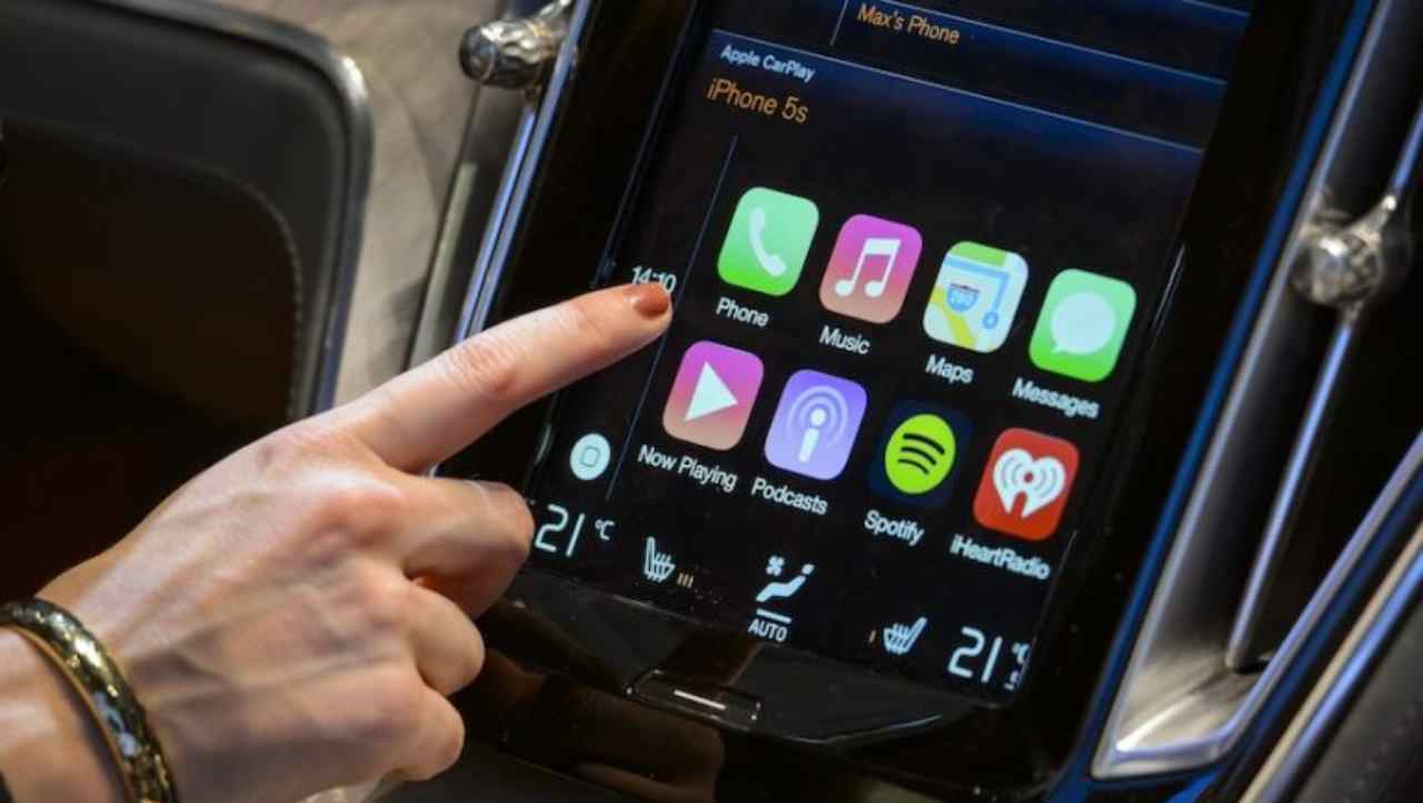 Come avere Android Auto o CarPlay su qualsiasi auto ed anche wireless?