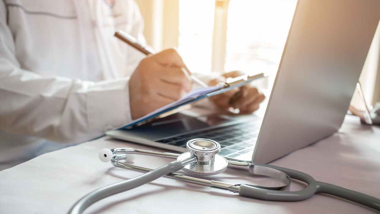 Vado dal medico? No, forse è meglio chiedere a Google; il rapporto tra gli italiani e la consultazione medica online