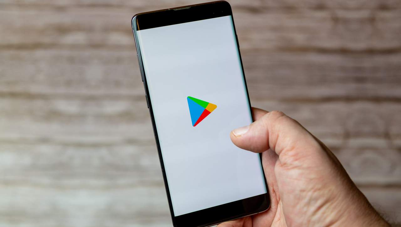 Google, teme l'intrusione del Governo USA nel Play Store: milioni di smatphone Android sono stati compromessi