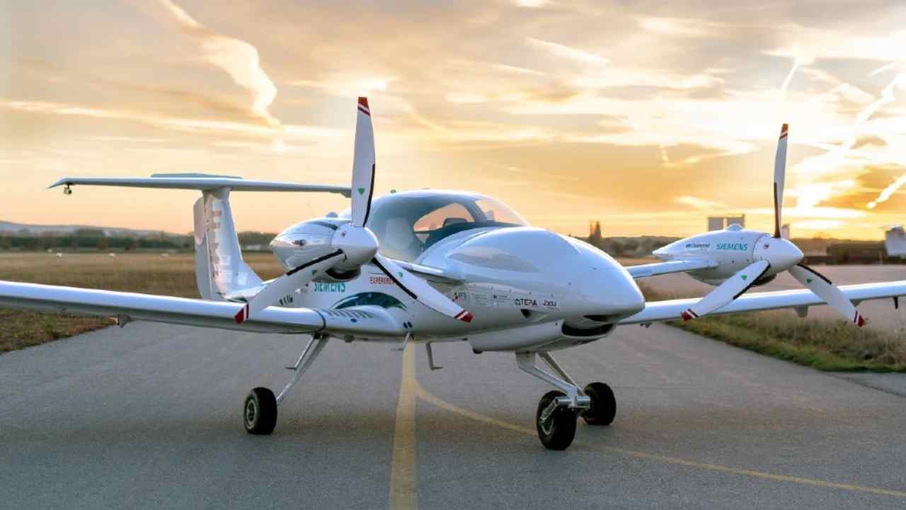 Diamond Aircraft eDA40 è il nuovo aereo elettrico che si ricarica alla colonnina come una Tesla