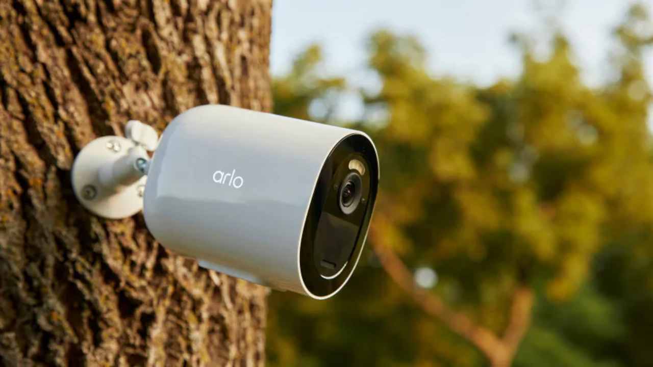 Arlo Go 2, la nuova versione della telecamera ora ha Wi-Fi, 4G, può funzionare a batteria ed ha il GPS per non perderla