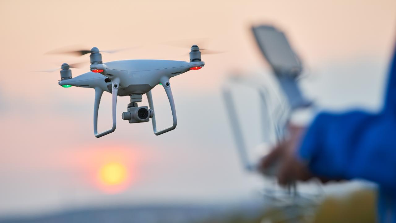 Un drone grande come una saponetta: Vola perfettamente è economico, divertente e adatto ad ogni smartphone