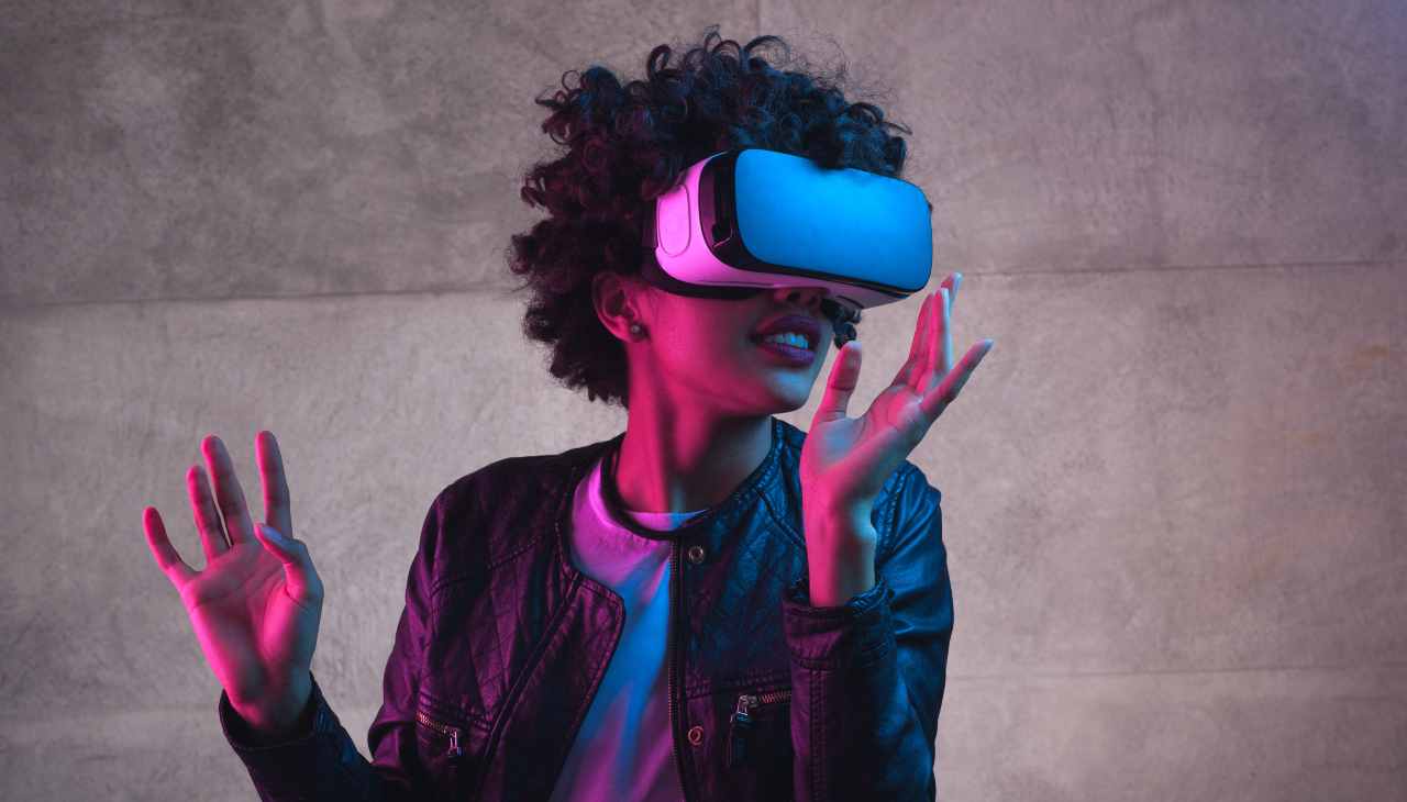 Un visore per baciarsi: l'ultimo gadget immersivo per la realtà virtuale più vera che mai
