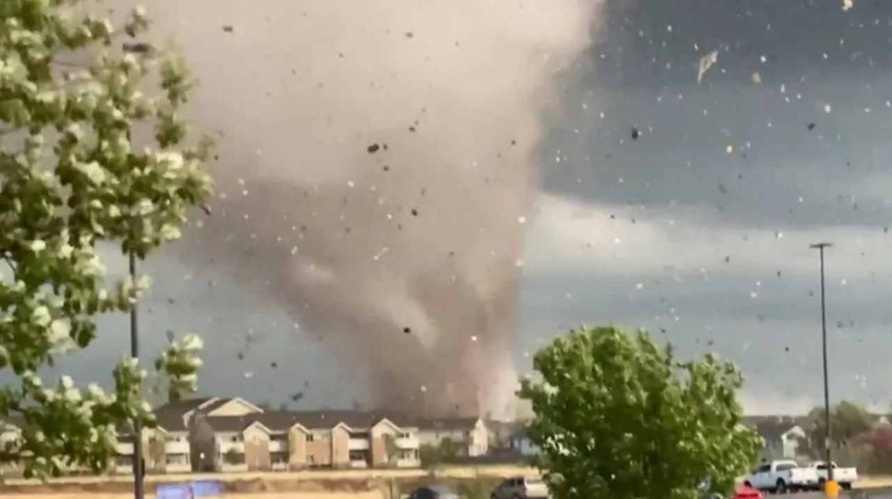 Folli riprese con Drone: ecco le spettacoli immagini di un devastante tornado da vicino