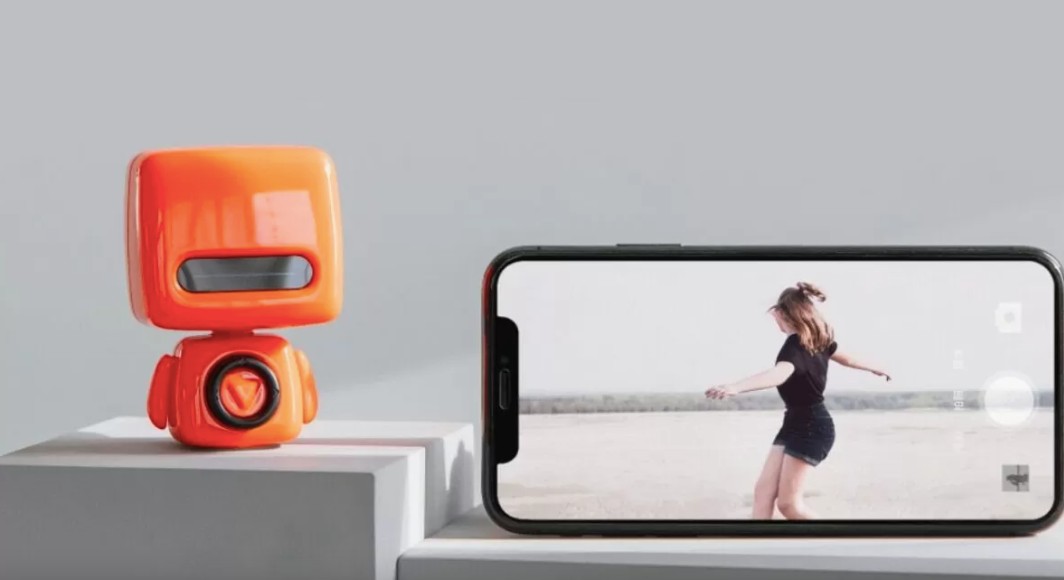Il super robot Xiaomi che scatta selfie e riproduce la musica dal suo speaker interno