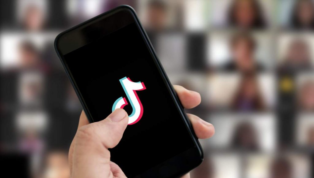 TikTok e la nuova tendenza di parlare in corsivo: ma cosa significa?