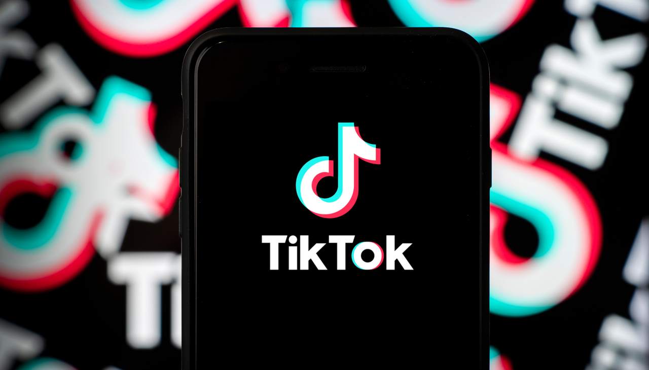 TikTok e la nuova tendenza di parlare in corsivo: ma cosa significa?