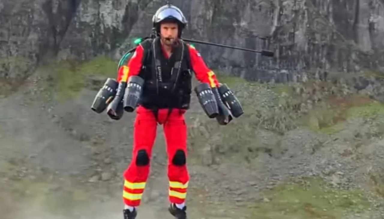 Il medico col Jet Pack che vola come Iron Man per salvare le vite: ecco la straordinaria vicenda