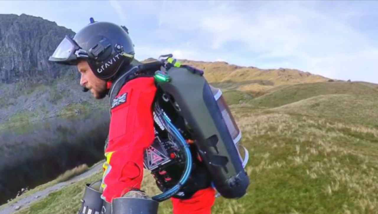 Il medico col Jet Pack che vola come Iron Man per salvare le vite: ecco la straordinaria vicenda