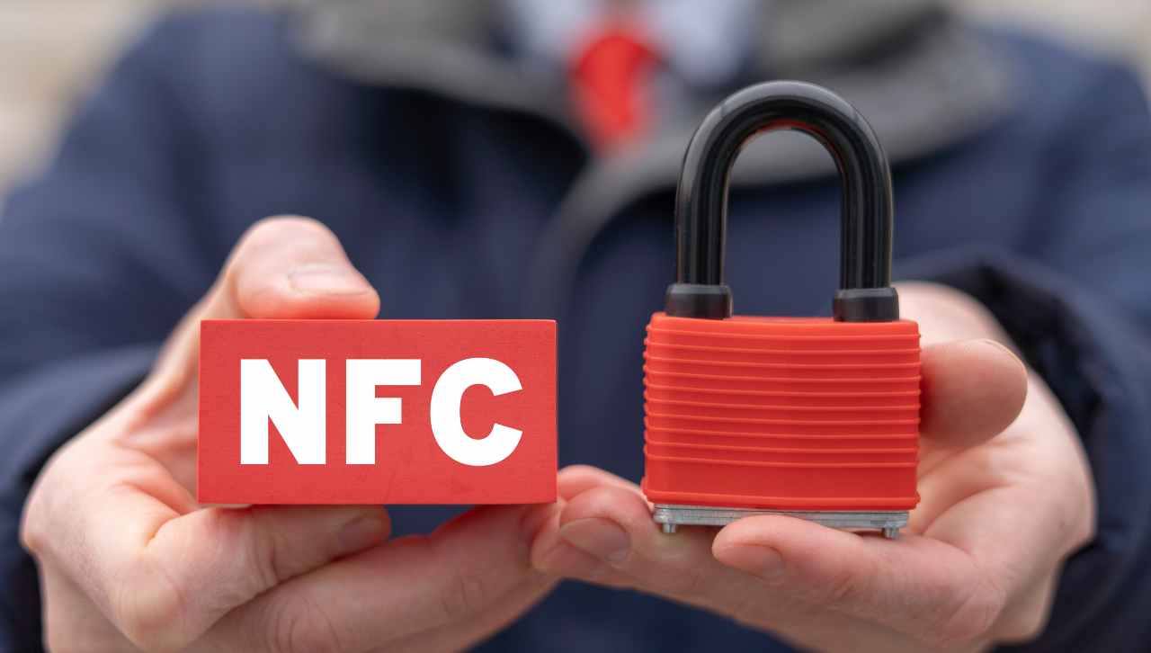 Lucchetti e serrature smart senza chiavi e batteria: per azionarli basta solo la trasmissione NFC dello smartphone
