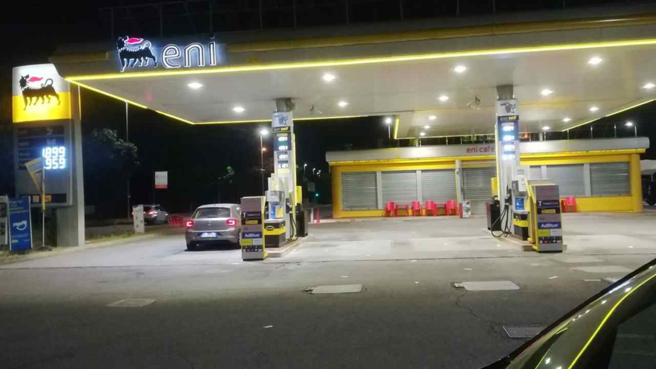 I self service di benzina ora parlano dialetto per essere più graditi: "butta dentro li sordi o le carte"