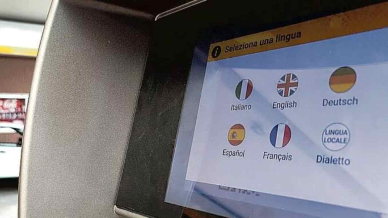 I self service di benzina ora parlano dialetto per essere più graditi: "butta dentro li sordi o le carte"