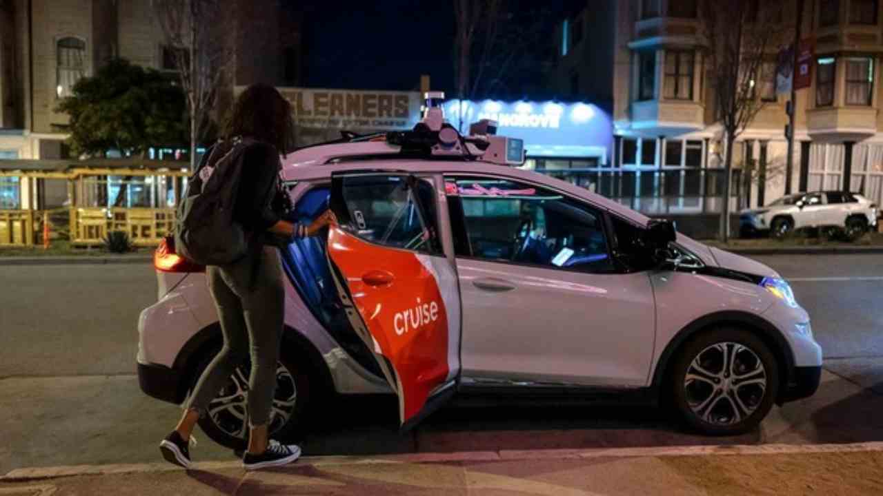 Cruise, la famosa catena di taxi a guida autonoma, va in tilt: panico in città e congestione totale