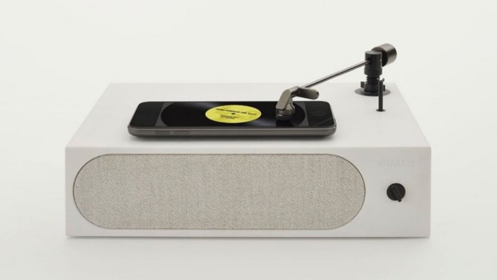 Yamaha crea il primo giradischi senza dischi! al posto del vinile verrà posizionato lo smartphone - VIDEO