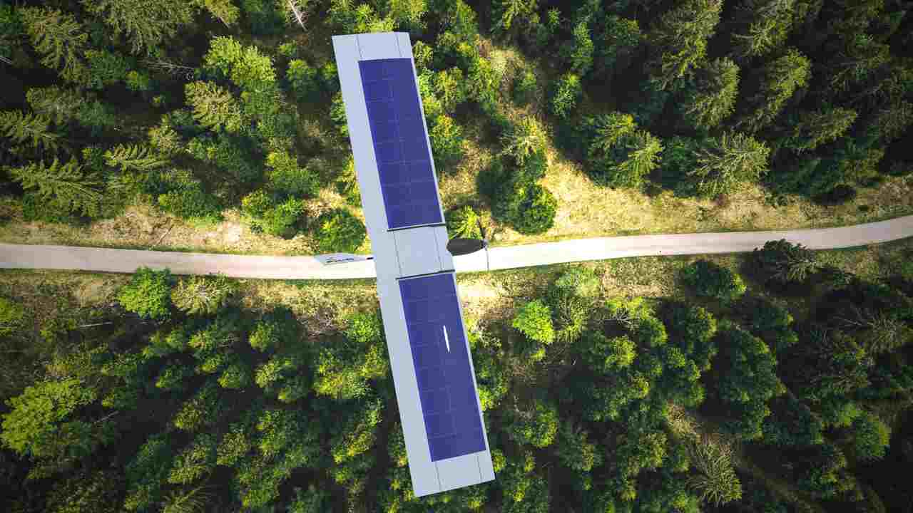Il nuovo drone italiano ad energia solare da record che salva le foreste e il verde, volando per 8 ore consecutive