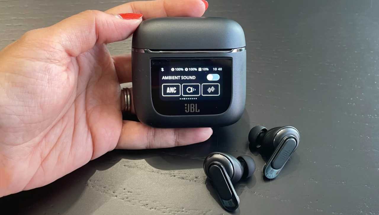 JBL Tour Pro 2 i nuovi fantastici auricolari TWS con display incorporato: sono i primi al mondo