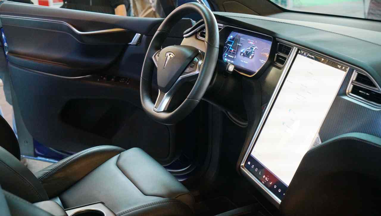 ADAS di Tesla sotto inchiesta dell'NHTSA con pesanti accuse: l'Autopilot continua a mostrare problemi