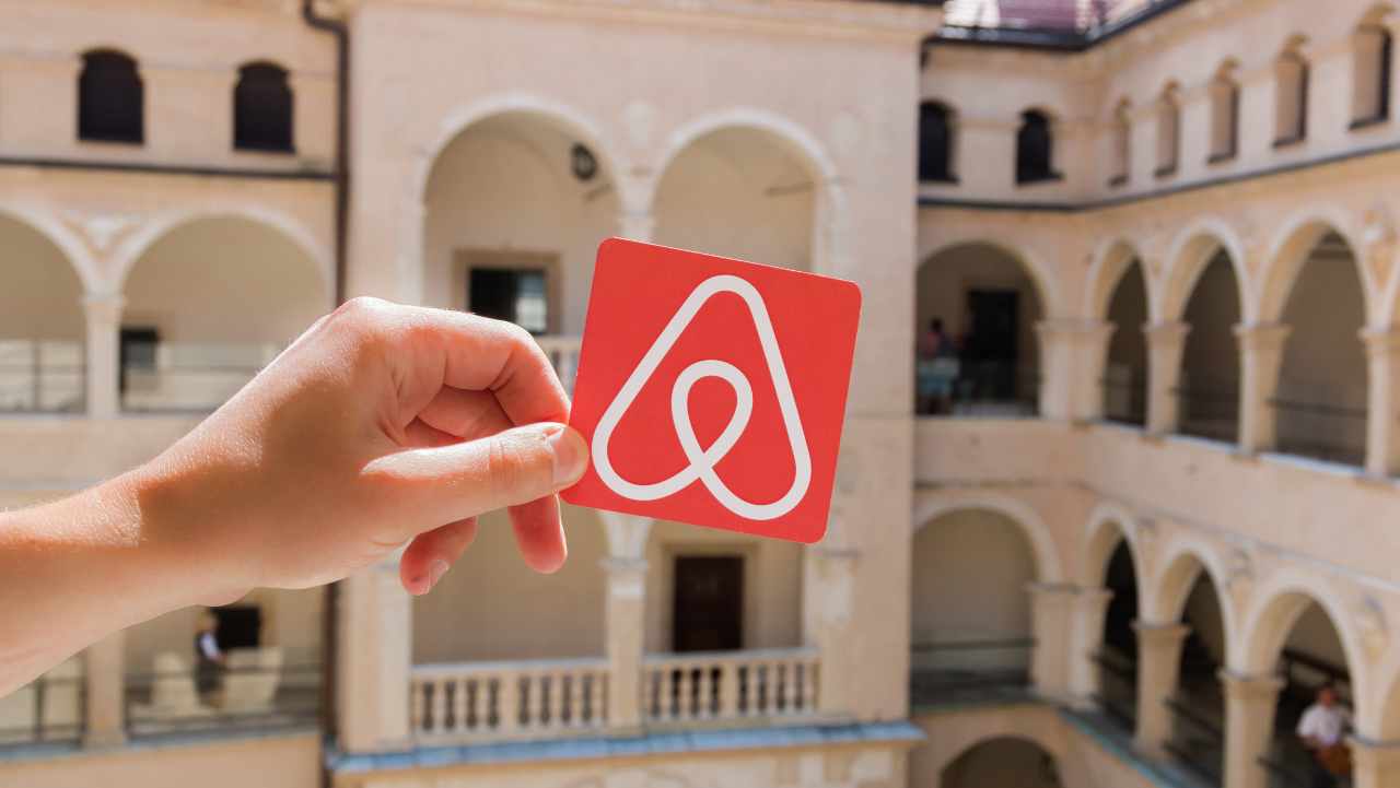 Airbnb (non) fa fare feste: La nuova AI capisce quando prenoti per vacanza o per fare un party