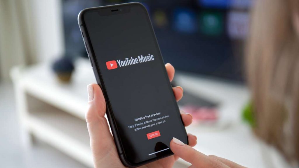 Stanchi di ascoltare la musica su YouTube tenendolo aperto? Ecco come riuscirci con il display spento