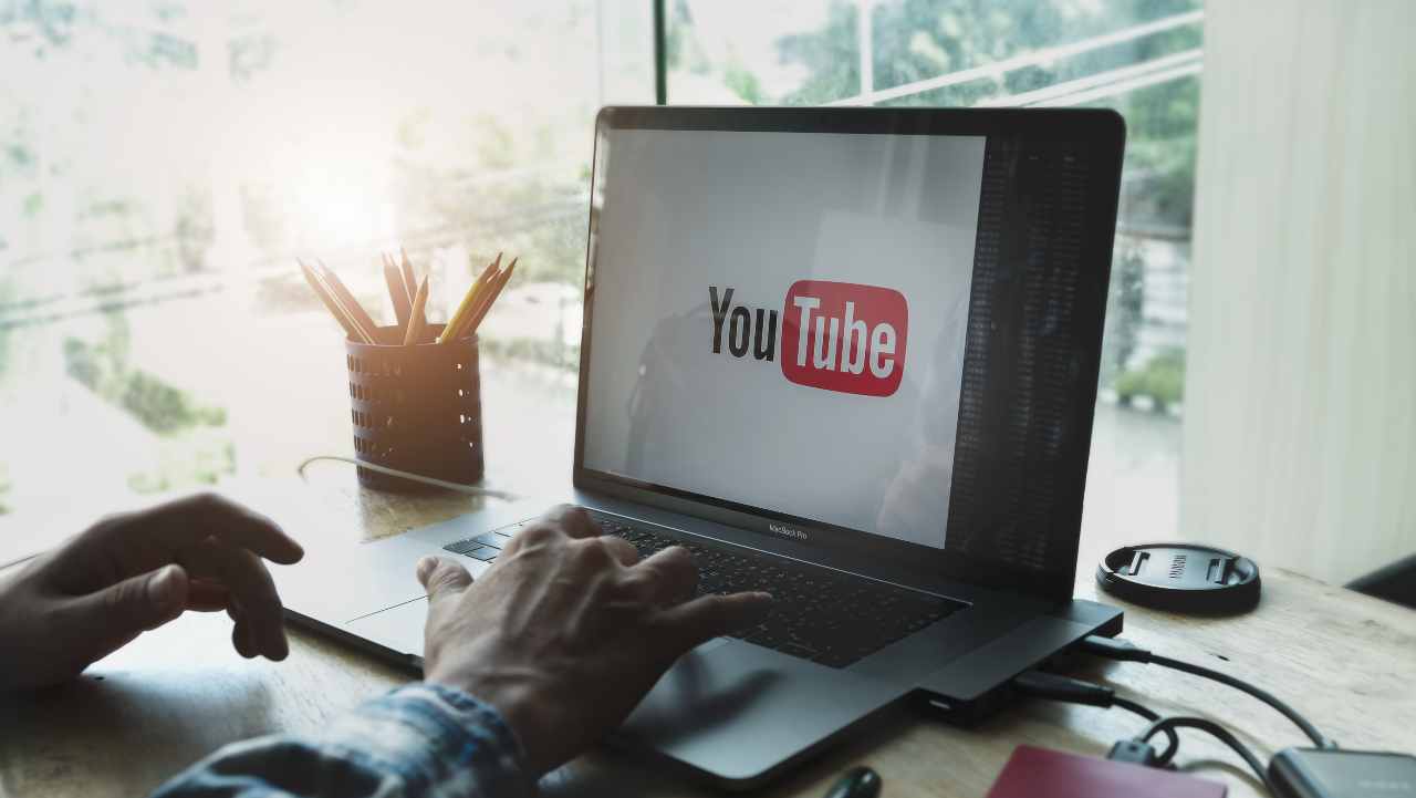 Stanchi di ascoltare la musica su YouTube tenendolo aperto? Ecco come riuscirci con il display spento