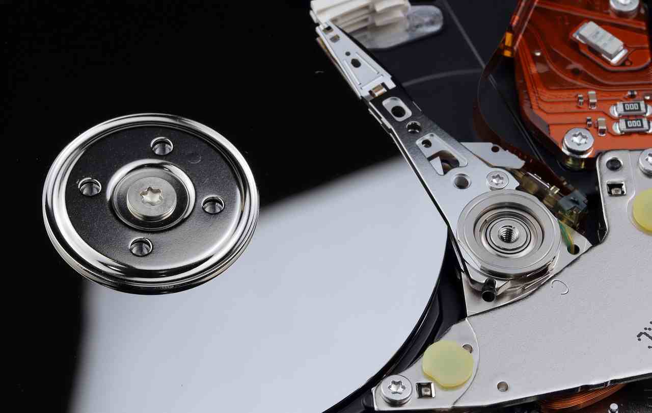 Distruzione Hard Disk Obsoleti Financial Times ComputerMagazine.it 10 Ottobre 2022