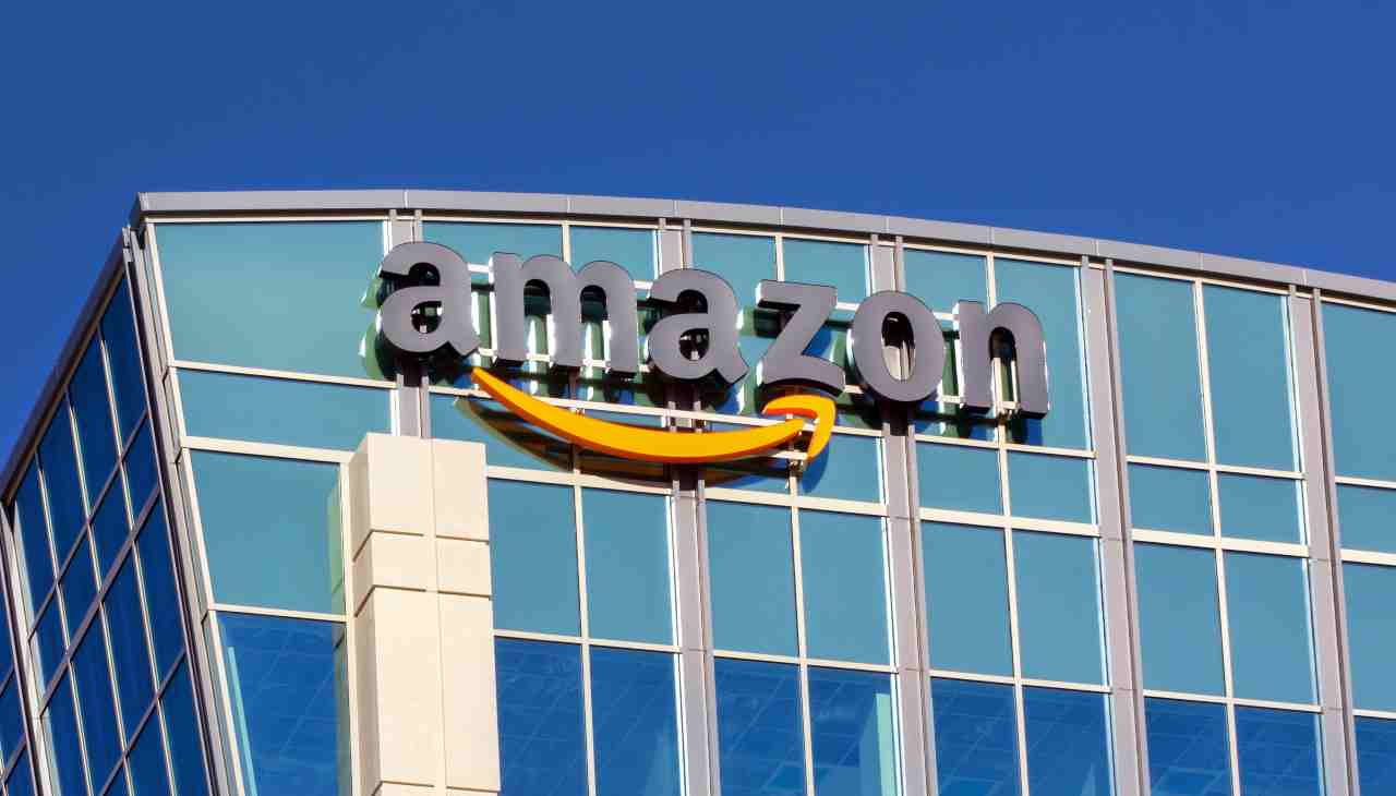 Amazon che bel pasticcio: depositata denuncia per presunte recensioni false in cambio di soldi e regali