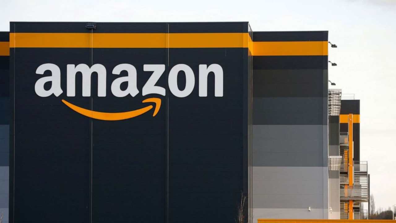 Amazon che bel pasticcio: depositata denuncia per presunte recensioni false in cambio di soldi e regali