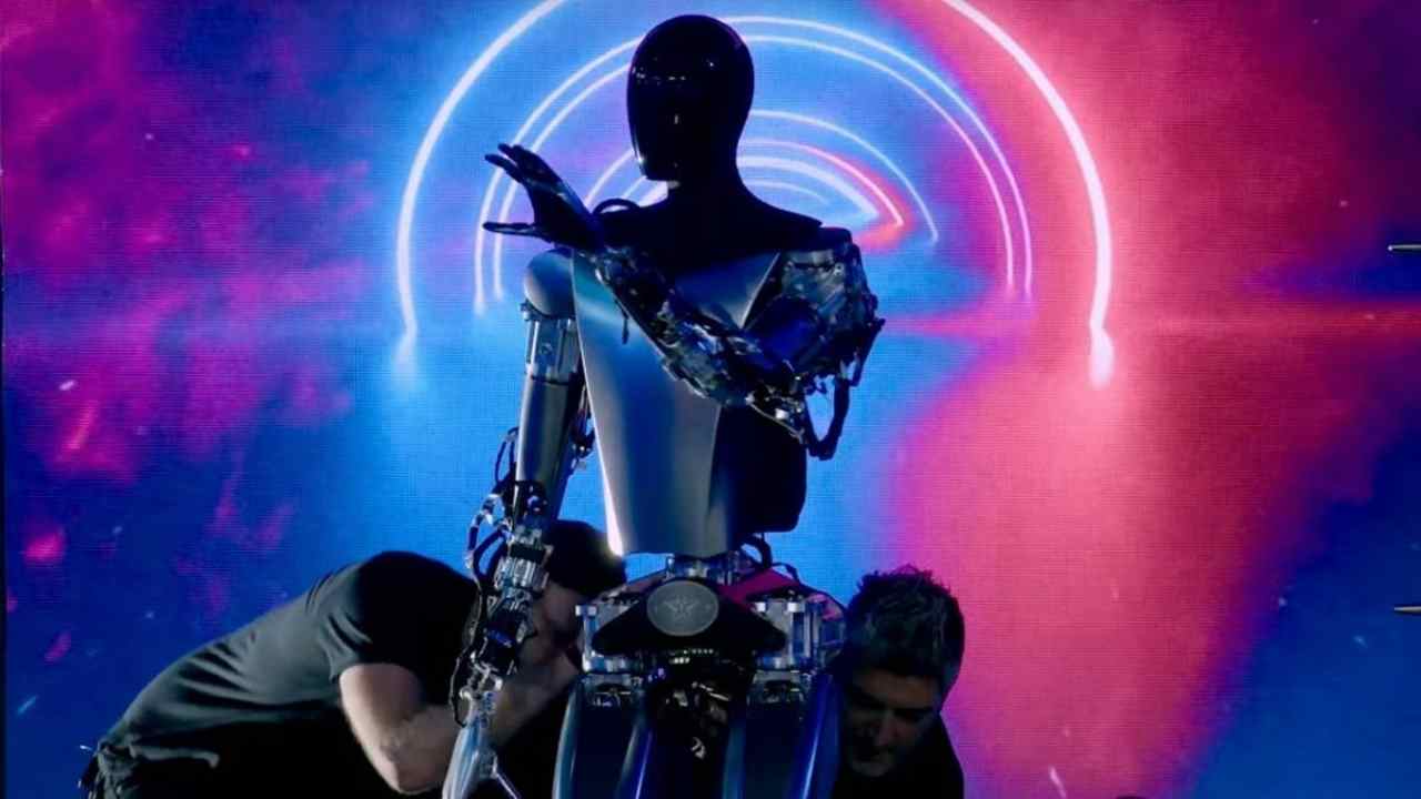Musk presenta Optimus, il robot umanoide che costa come un utilitaria