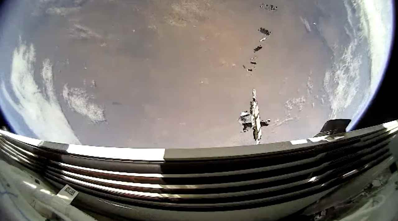 Lo Spazio e la Terra visti dai satelliti StarLink di Elon Musk: ecco lo spettacolo di queste sequenze