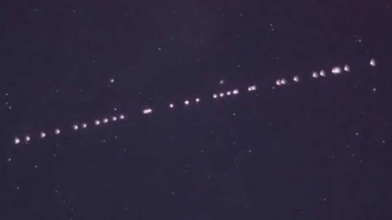 Lo Spazio e la Terra visti dai satelliti StarLink di Elon Musk: ecco lo spettacolo di queste sequenze